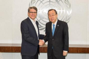 El entonces embajador Xavier Lasso (izq.) con el secretario de la ONU,Ban Ki-moon, el 16 de julio de 2015.