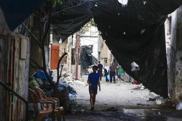 Un niño camina por un campo de refugiados cerca de Tulkarem, en medio del conflicto Israel - Palestina.