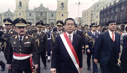 El expresidente de Perú Alberto Fujimori frente a comandantes peruanos en una ceremonia militar en Lima, el 28 de julio de 1991.