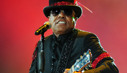 Tito Jackson actúa durante el concierto 'Michael Forever' en memoria del fallecido Michael Jackson en el Millenium Stadium de Cardiff, Gales, 2011.