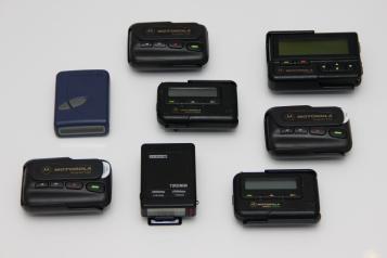 Fotografía referencial de diferentes modelos y marcas de 'beepers', también conocidos como 'pagers' o buscapersonas.