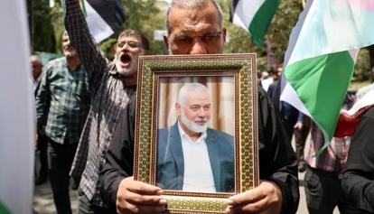 Un iraní porta un retrato del líder político de Hamás, Ismail Haniyeh, durante una protesta por su muerte.