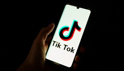 Un celular con la aplicación de TikTok, 19 de abril de 2024.