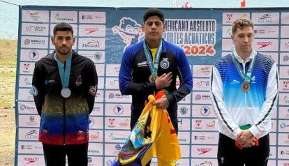 David Farinango (centro) en el podio tras coronarse campeón del Sudamericano de Aguas Abiertas en Cali, el sábado 5 de octubre de 2024.