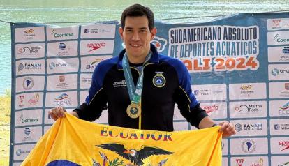 El nadador ecuatoriano, Esteban Enderica, posa con la bandera de Ecuador luego de ganar los 5 kilómetros en el Sudamericano de Aguas Abiertas, el domingo 6 de octubre de 2024.