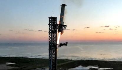 El Super Heavy Booster de Starship es atrapado mientras regresa a la plataforma de lanzamiento en Boca Chica, Texas, el 13 de octubre de 2024.