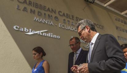 El entonces vicepresidente Jorge Glas junto a Tomislav Topic en la inauguración del tendido submarino de fibra óptica, en Manta, el 21 de agosto de 2015.