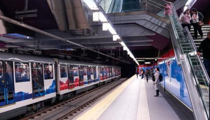 Usuarios del Metro de Quito arriban a una estación.