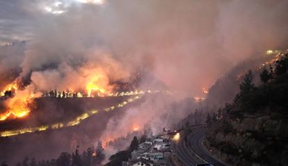 Fotografía de archivo que muestra la vista aérea de un incendio forestal en una colina, en Quito, el 24 de septiembre de 2024.