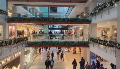 Personas en un centro comercial de Quito realizan compras, el 16 de diciembre de 2024.