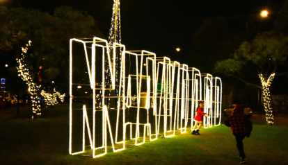 Iluminación navideña en la avenida Solano, en Cuenca, en diciembre de 2024.