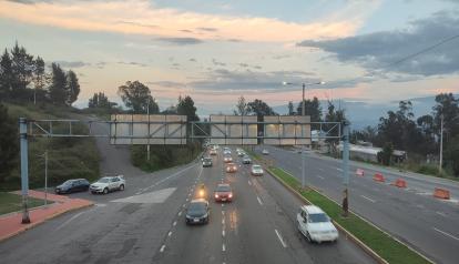 Vehículos circulan por la avenida Simón Bolívar en Quito, el 16 de diciembre de 2024.