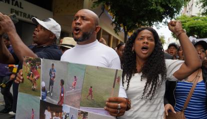 Familiares de los niños desaparecidos protestan en los exteriores de la Fiscalía del Guayas el 23 de diciembre de 2024.