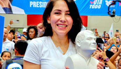 La candidata Luisa González con un busto de Rafael Correa, el 11 de enero de 2025.