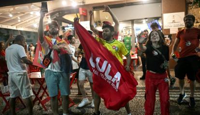 Partidarios del presidente de Brasil y candidato presidencial, Luiz Inácio Lula da Silva, celebran tras conocerse los resultados de la segunda vuelta de las elecciones presidenciales en Río de Janeiro, Brasil, el 25 de octubre de 2026.