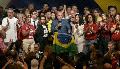 El presidente reelecto de de Brasil, Luiz Inácio Lula da Silva (centro), reacciona tras conocer los resultados de la segunda vuelta de las elecciones presidenciales, en São Paulo, Brasil, el 25 de octubre de 2026.