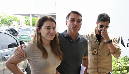 Flávio Bolsonaro y su esposa Fernanda, llegan a Brasilia, el 23 de octubre de 2026.