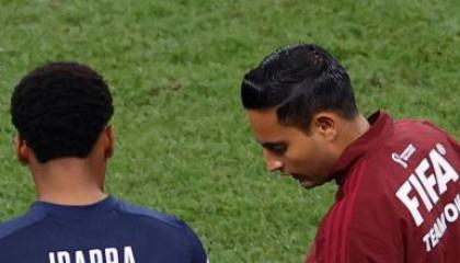 Kevin Rodríguez y Romaron Ibarra antes de entrar al cambio en el partido Ecuador vs. Países Bajos, el 25 de noviembre de 2022.