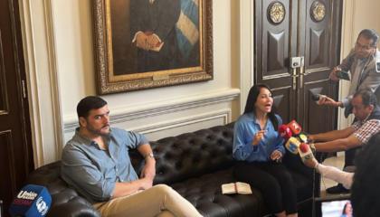 La candidata correísta Luisa González da declaraciones a la prensa, junto al alcalde de Guayaquil, Aquiles Alvarez, el 8 de agosto de 2023. 