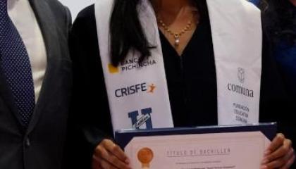 Aireen Mogro, futbolista de Universidad Católica, con su diploma de bachiller, el 15 de julio de 2024.