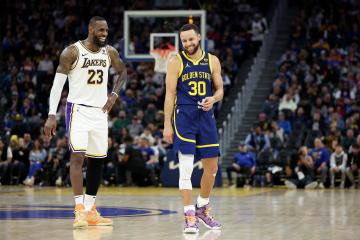 LeBron James y Stephen Curry, durante un partido el 27 de enero de 2024.