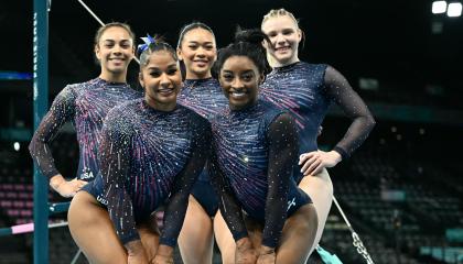 Simone Biles y el equipo de gimnasia artística, durante un entrenamiento en París, el 27 de julio de 2024.