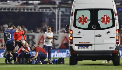 Juan Manuel Izquierdo fue retirado en una ambulancia, en el partido de Nacional ante Sao Paulo, el 26 de agosto de 2024.