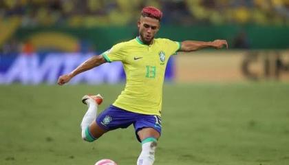 Yan Couto, lateral brasileño, será baja con su selección en el duelo ante Ecuador a causa de una lesión.