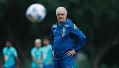 Dorival Júnior dirige un entrenamiento de la selección brasileña de fútbol, en Curitiba, en septiembre de 2024.