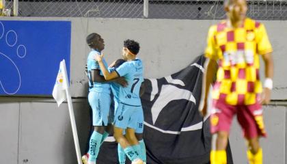 Los jugadores de Libertad celebran con David Caicedo el tanto frente a Aucas.