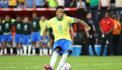 Eder Militao patea un tiro penal con Brasil en el partido ante Uruguay por la Copa América de Estados Unidos, el 6 de julio de 2024.