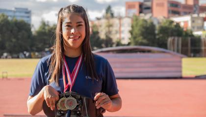 Irene Valarezo, con sus dos medallas internacionales de Frame Running, durante una entrevista con PRIMICIAS el 20 de agosto de 2024.