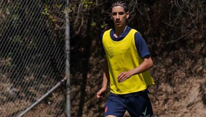 Benny Atahualpa Birner, jugador de la selección ecuatoriana Sub 16, durante un entrenamiento el pasado 25 de septiembre de 2024.