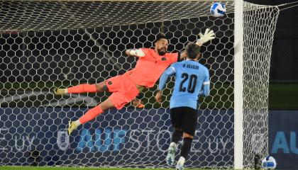 Hernán Galíndez vuela para desviar una pelota en el partido entre Uruguay y Ecuador, el 15 de octubre de 2024, por las Eliminatorias al Mundial.