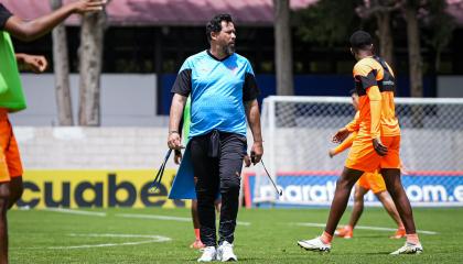 Pablo 'Vitamina' Sánchez dirige un entrenamiento de Liga de Quito, el 17 de octubre de 2024.