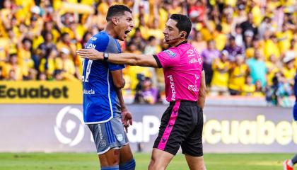 Luis Fernando León (i), jugador de Emelec, durante el Clásico del Astillero jugado el domingo 20 de octubre en el estadio Banco Pichincha.