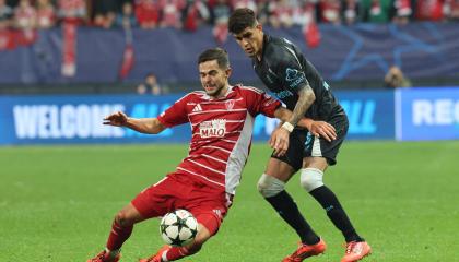 Piero Hincapié le marca a un jugador del Brest, el miércoles 23 de octubre, por la UEFA Champions League.