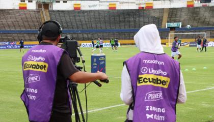 Camarógrafos trabajan durante el partido entre Universidad Católica y Emelec, en el estadio Atahualpa, el 26 de octubre de 2024.