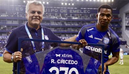 César Avilés, nuevo presidente de Emelec, junto a Romario Caicedo, en un homenaje al jugador, el pasado 1 de septiembre de 2024.