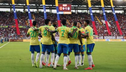 Los jugadores de Brasil celebran el gol de Raphinha ante Venezuela, en el estadio Monumental, en Maturín, por la Fecha 11 de las Eliminatorias al Mundial, el 14 de noviembre de 2024.