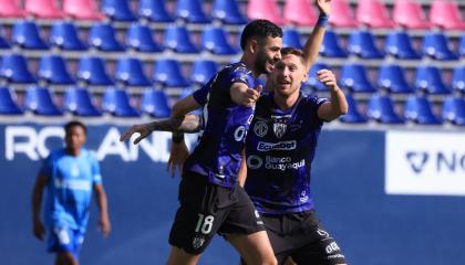 Cristian Zabala y Mateo Carabajal, de Independiente del Valle, festejan un gol ante Macará, el domingo 24 de noviembre de 2024.