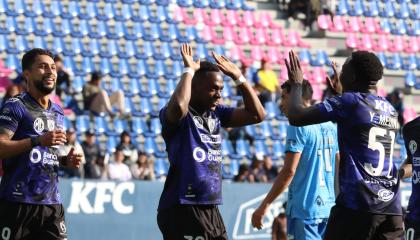 Los jugadores de Independiente del Valle festejan un gol ante Macará, en el estadio Banco Guayaquil, el 24 de noviembre de 2024.