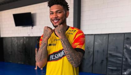 Michael Morales, peleador ecuatoriano de UFC, con la camiseta de Barcelona SC durante uno de sus entrenamientos.