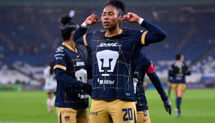 Nayely Bolaños, jugadora ecuatoriana de Pumas, festeja un gol el jueves 9 de enero de 2025.