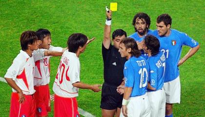 Byron Moreno muestra una primera tarjeta amarilla a Francesco Totti, en el Mundial de la FIFA 2002.