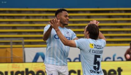 Ismael Díaz (i), atacante de Universidad Católica, festeja su gol ante el Manta, el sábado 15 de marzo, en duelo válido por la Fecha 5 de la LigaPro.