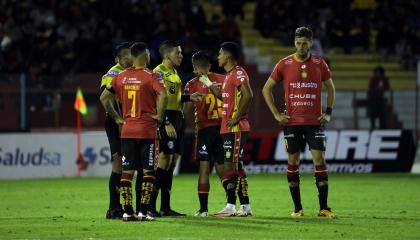 Jugadores de Deportivo Cuenca, durante un partido de la LigaPro, el 7 de marzo de 2025.