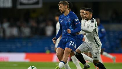 Kiernan Dewsbury-Hall, del Chelsea, maneja una pelota en el partido ante Legia en Stamford Bridge, el 17 de abril de 2025.