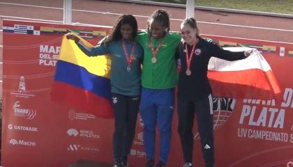 Anahí Suárez, en el podio del Campeonato Sudamericano de Atletismo, el 25 de abril de 2025.