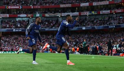 Los jugadores del PSG festejan un gol ante Arsenal, en Londres, por la semifinal de ida de la Champions League, el 29 de abril de 2025.